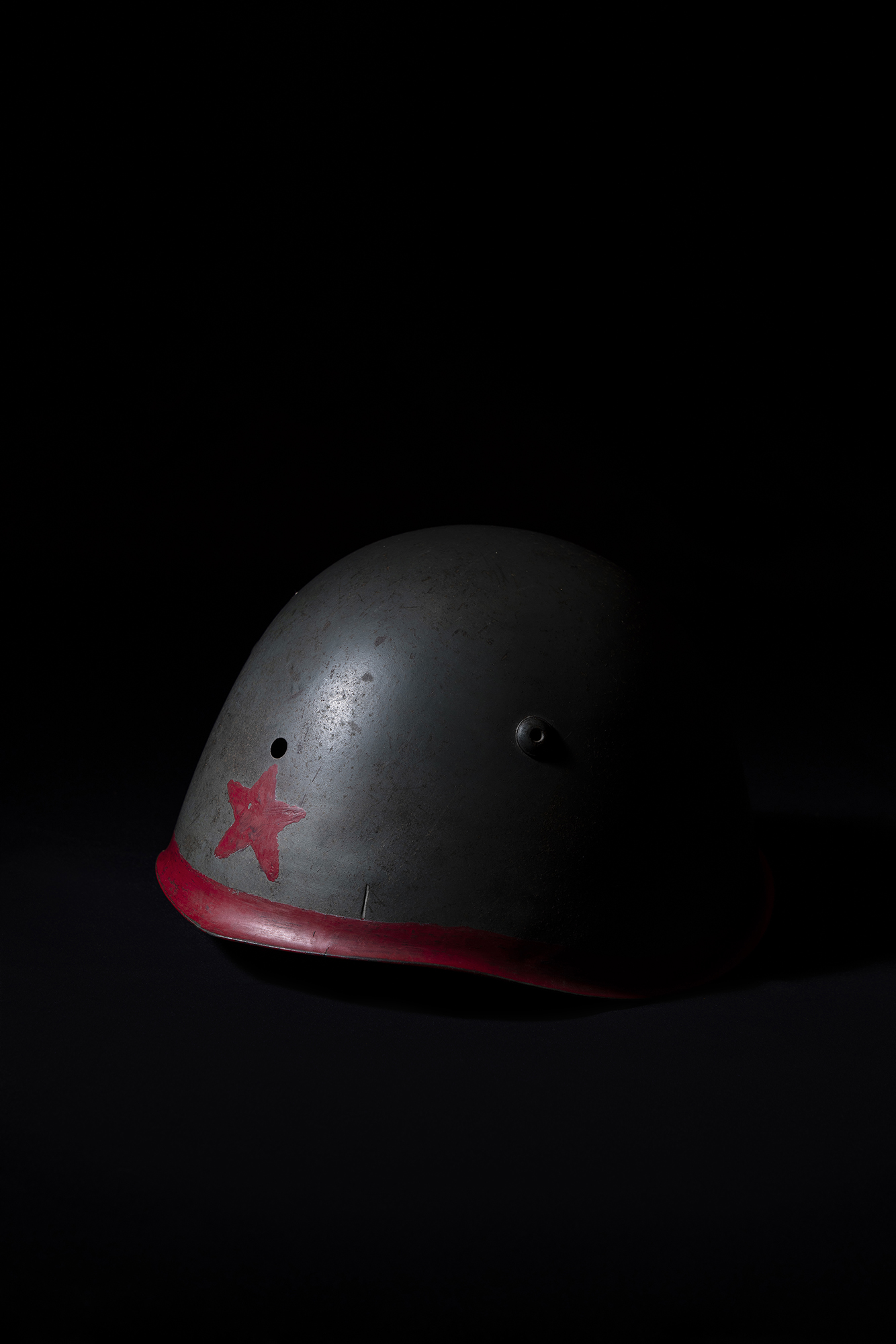 Elmetto dell’esercito italiano con dipinta la stella rossa simbolo della Brigata Garibaldi. L’elmetto è appartenuto ad un fante dell’esercito italiano, che dopo l’armistizio dell’8 settembre si unì alla Resistenza sull’Appennino emiliano. 004