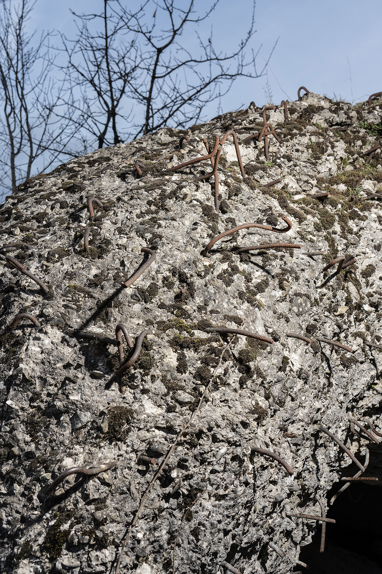 Particolare del cemento armato di un bunker tedesco sulla linea gotica vicino al Passo della Futa, divelto da una esplosione. 007