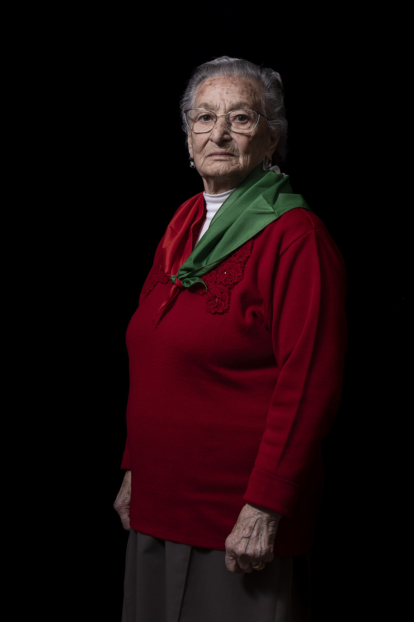 Flora Monti, classe 1931. Originaria di Monterenzio, sull’Appennino bolognese, è stata una delle più giovani staffette partigiane della Resistenza. Aveva infatti 12 anni quando tra il 1944 e il 1945 iniziò portare importanti dispacci tra le formazioni partigiane dislocate tra i monti intorno Bologna. Con i bigliettini nascosti tra le trecce dei capelli o cuciti negli orli dei vestiti, camminava ore e ore da sola nei boschi rincasando solo a tarda notte. 008