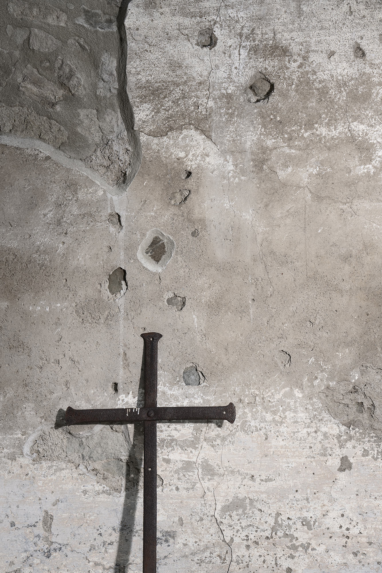 Cimitero di Casaglia, Monte Sole (Bo). Durante i rastrellamenti tedeschi che interessarono i paesi intorno a Monte Sole a inizio autunno del 1944, il 29 Settembre furono radunati circa 90 civili nel piccolo cimitero di Casaglia. Disposti lungo il muro perimetrale furono uccisi con raffiche di mitragliatrice. Sul muro si notano ancora i segni dei proiettili, molti dei quali sparati in basso per colpire i bambini. 009