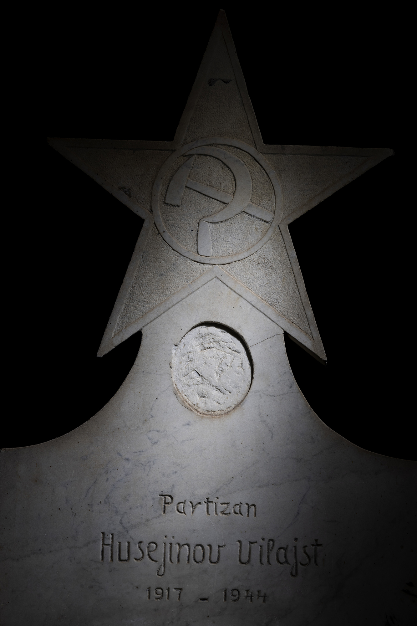Lapide in memoria del partigiano russo Husejinov Vilajst, combattente nella formazione della Val Tidone (Piacenza) e caduto in uno scontro a fuoco con i tedeschi nell'estate del 1944. Furono circa 5000 i partigiani di origine sovietica che si impegnarono nella Resistenza. Molti di loro erano fuggiti dai campi di prigionia del nord Italia; altri, catturati e arruolati a forza fra le file della Wehrmacht e impiegati nel fronte occidentale, avevano disertato ed avevano trovato rifugio in montagna. 014