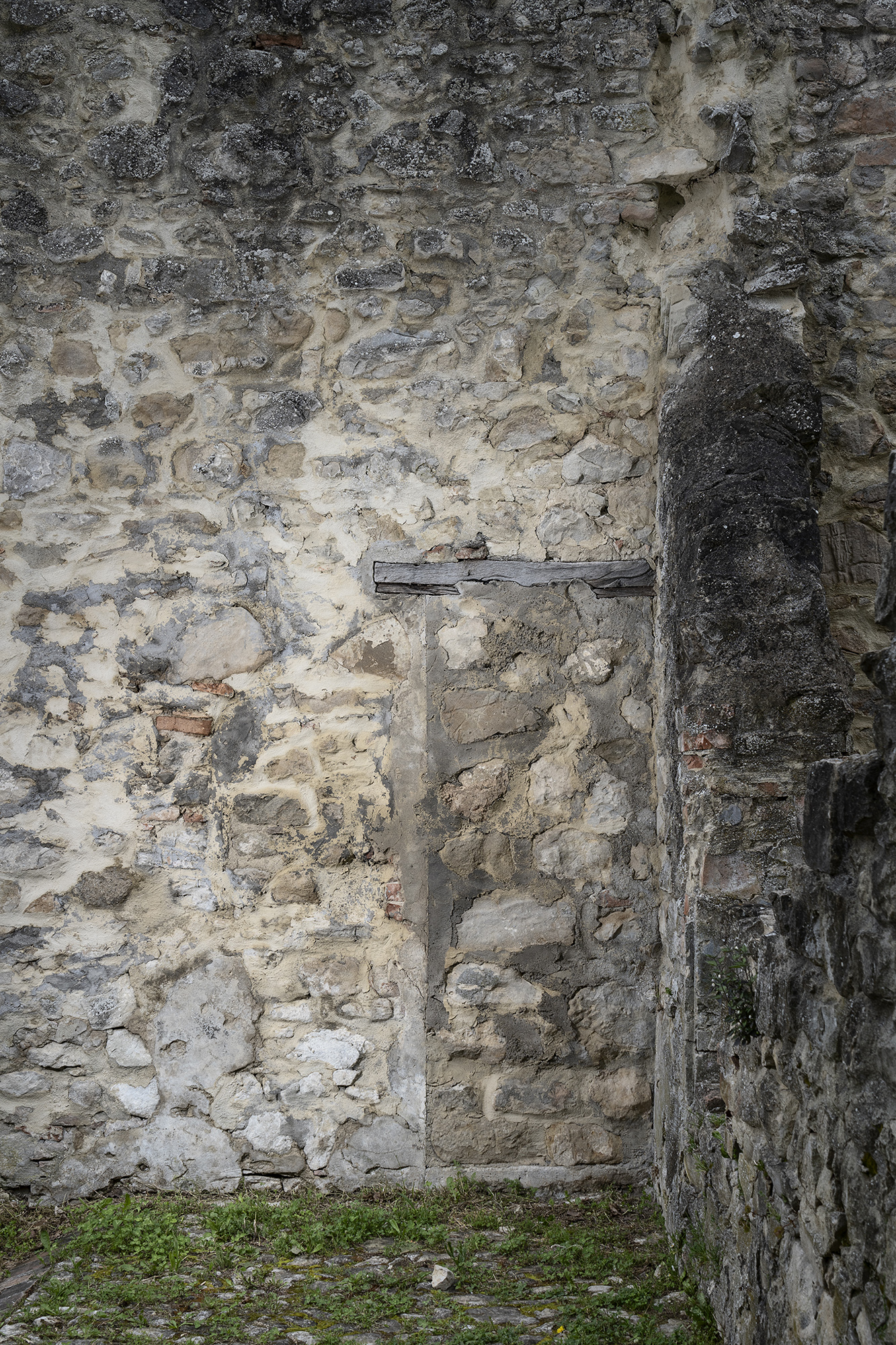 Monte Sole. Tra la fine di Settembre e l'inizio di Ottobre del 1944 un battagliano delle SS dette il via ad un massiccio rastrellamento nei paesi intorno al comprensorio del Monte Sole, fra le provincie di Firenze e Bologna, con l'intento di colpire una Brigata Partigiana li stanziata, e la popolazione civile che la fiancheggiava. Centinaia di civili inermi furono ferocemente uccisi e interi villaggi distrutti. Questo viene ricordato come uno dei grandi massacri operati dalle SS in Italia. 019