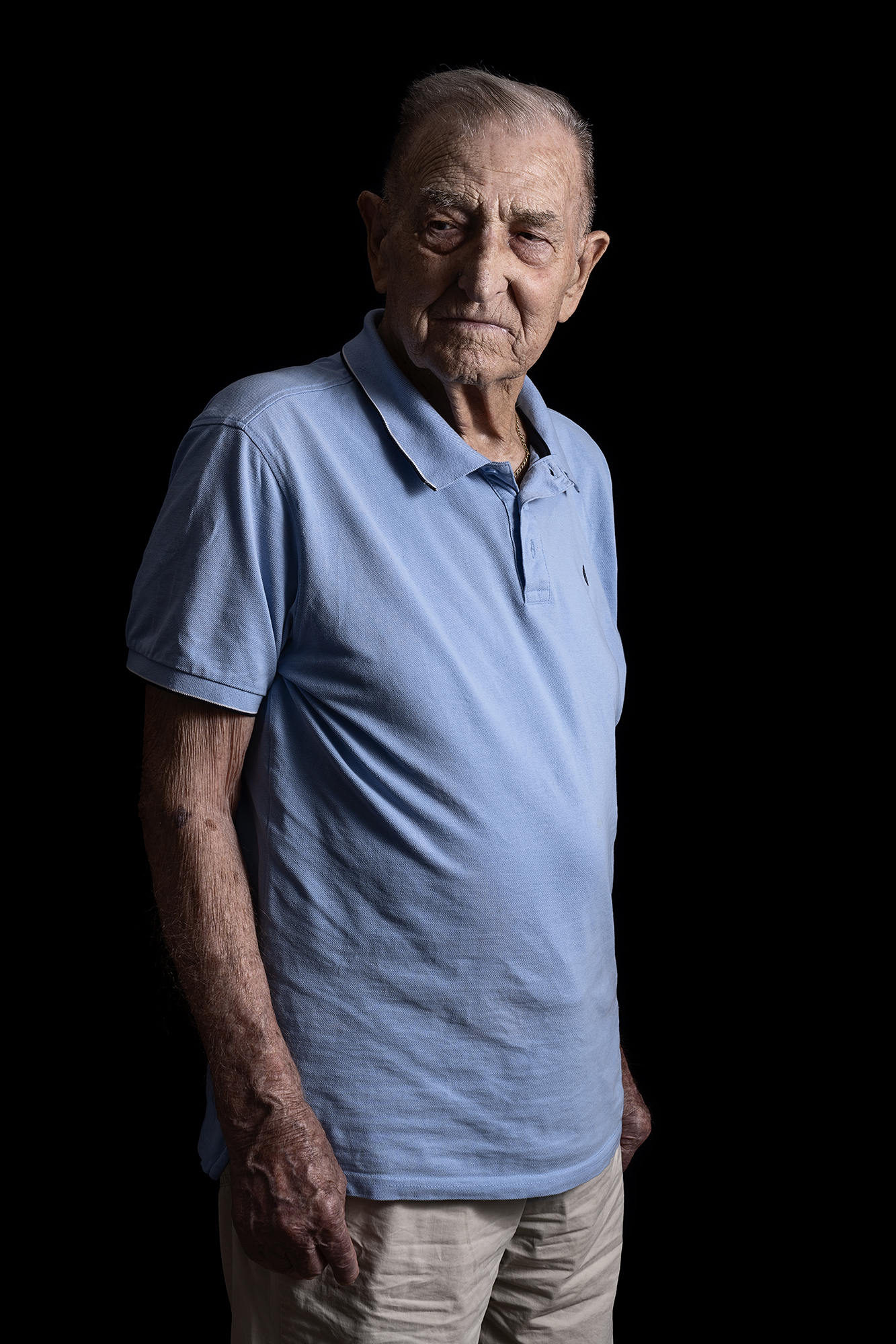 Ginesio “Gianni” Rulli, classe 1928, nato a Pesaro. Poco più che tredicenne, scopre che la madre opera in clandestinità come staffetta partigiana per delle formazioni attive nei monti vicino a Pesaro. Inizia così ad avere i primi contatti con le formazioni ribelli e nonostante l'opposizione dei genitori, compie in autonomia le prime azioni per i Gap rubando per loro armi nella caserma tedesca in città. 024