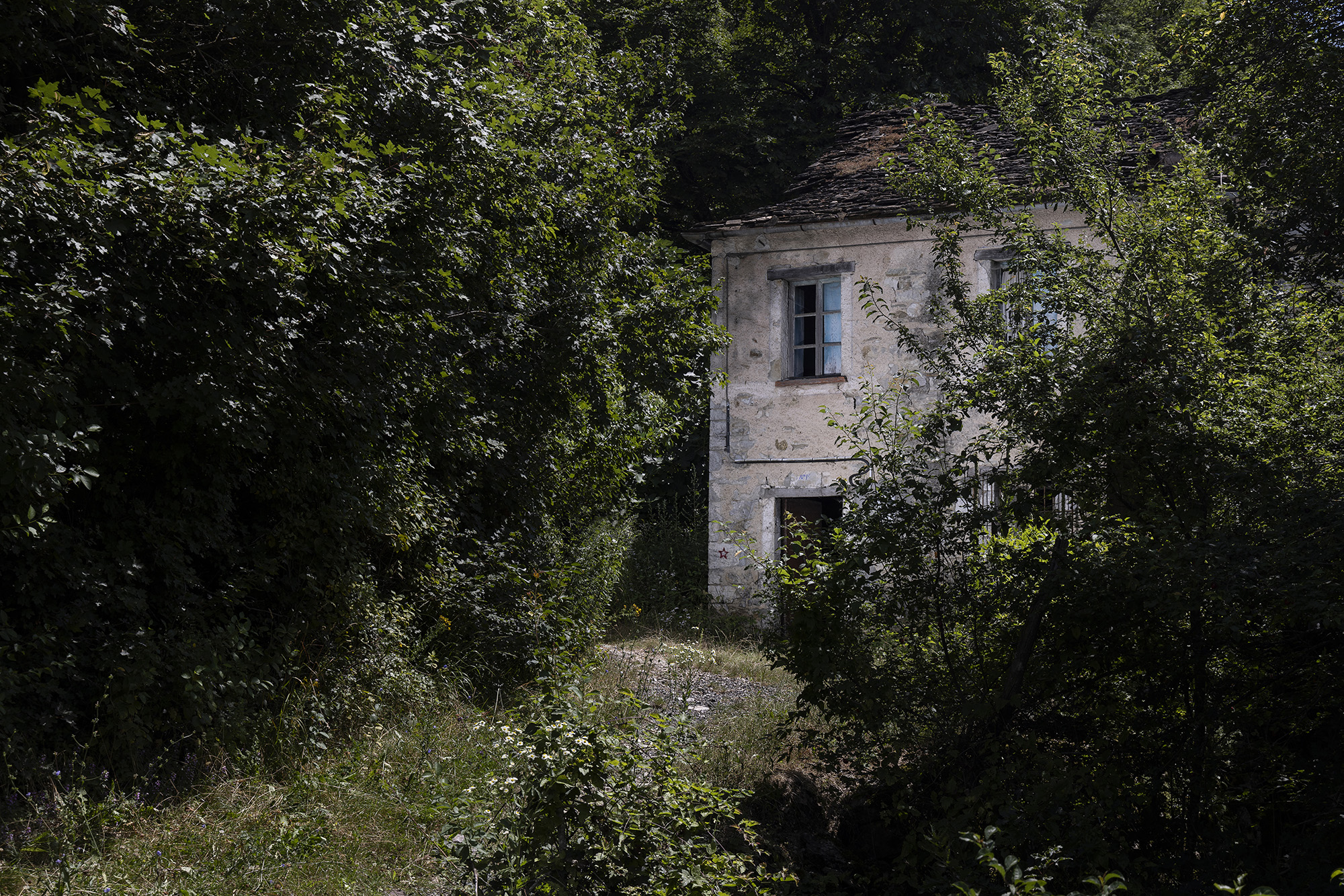 GariBoia (Piacenza). La casa dell'antifascista Dino Bergonzi, dove in segreto il 16 Aprile 1944 si svolse una importante riunione. Il convegno aveva lo scopo di creare una formazione che prese il nome di 38° Brigata d'Assalto Garibaldina e che ebbe come campo base il Monte Lama tra Emilia e Liguria. La casa, situata su una sponda del fiume d’Arda, rimase sempre un punto di reclutamento e di organizzazione. 028