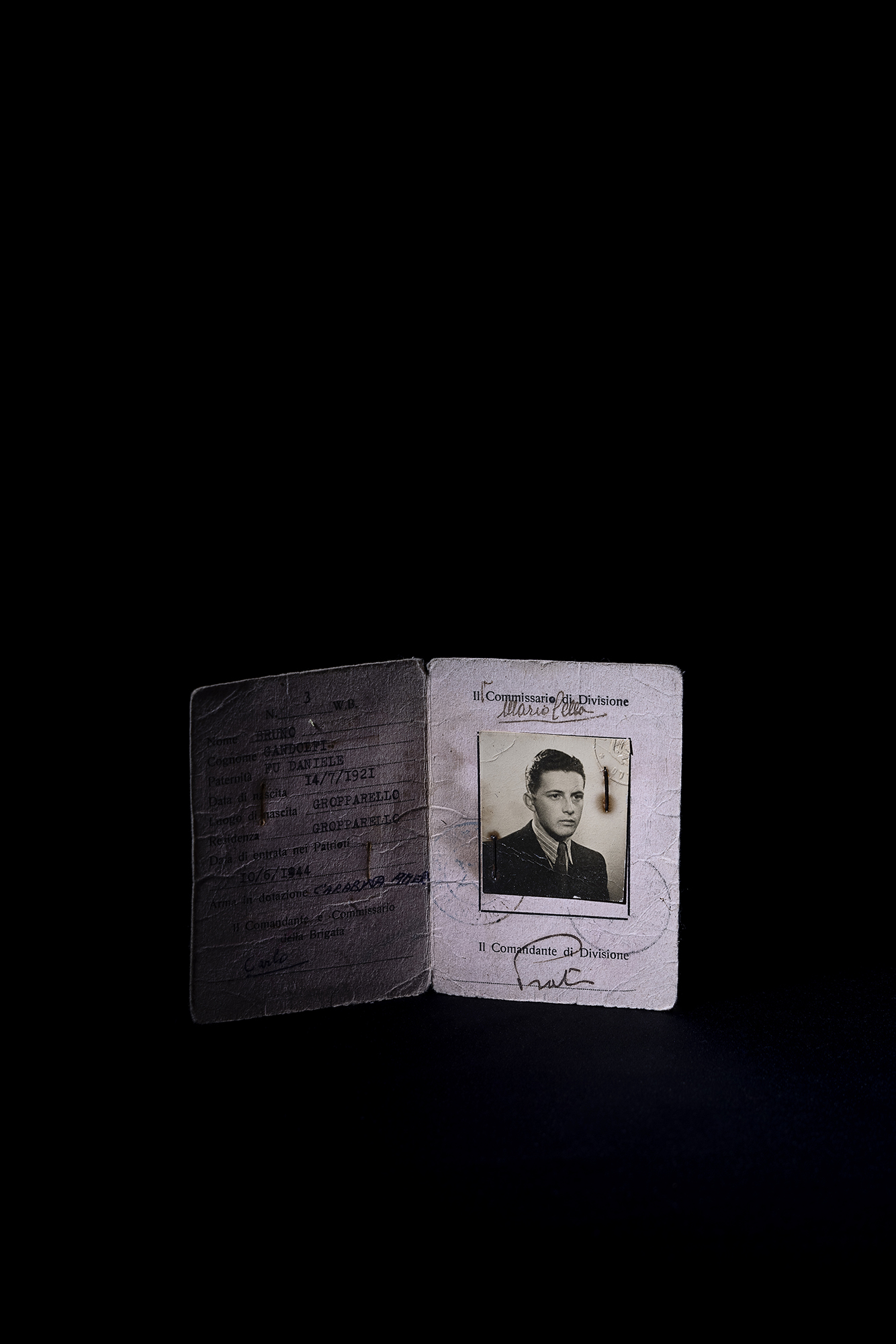 Tesserino di riconoscimento del Corpo Volontari della Libertà rilasciato a Bruno Gandolfi, all’epoca 23enne, nome di battaglia “ Achille”, attivo in Val d’Arda. 029