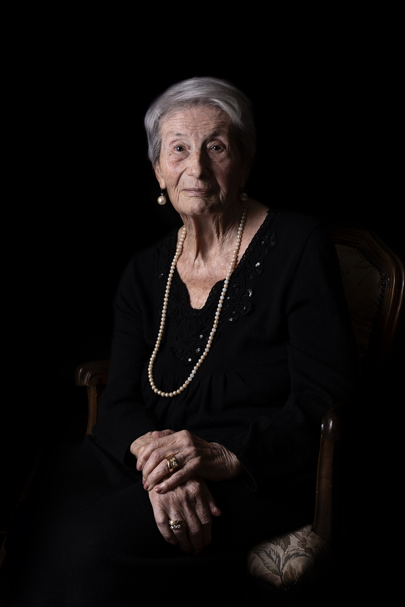 Giulia Galleni, classe 1929 originaria di Carrara. Con lo scoppio della guerra deve abbandonare gli studi liceali e sfollare con la propria famiglia per mettersi al riparo dai bombardamenti. Inizia da quel momento poco più che 15enne a portare messaggi ai partigiani che avevano trovato rifugio nella zona dell'ospedale vecchio di Carrara. Il 7 Luglio del 1944, insieme ad altre donne si oppone con fermezza all'ordine tedesco di evacuazione della città, l’episodio è conosciuto come “ la rivolta di piazza delle erbe “. Con questo ordine l'esercito germanico intendeva togliere qualsiasi appoggio alle nascenti formazioni partigiane sulle Apuane e creare una zona sicura per il rinforzo della Linea Gotica. Giulia e le altre donne, con coraggio e rischiando la propria vita, riusciranno ad evitare che la città di Carrara venisse ceduta agli occupanti. 030