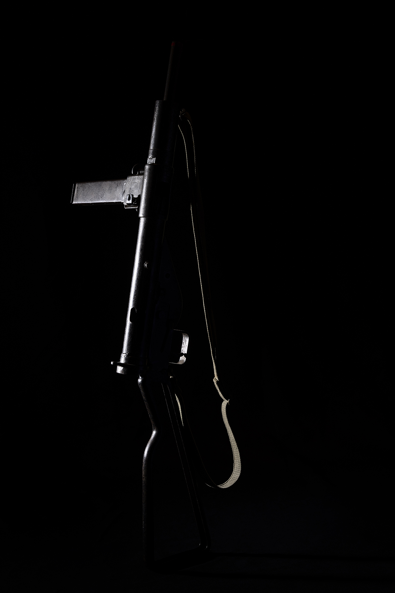 Fucile mitragliatore inglese Sten. Lo Sten fu una arma ampiamente usata dai partigiani. L’aviazione inglese, tramite dei rischiosi lanci di casse paracadutate, rifornirono le varie formazioni di armi, munizioni e vettovaglie. Le zone dei lanci si trovavano spesso in radure in quota. 031