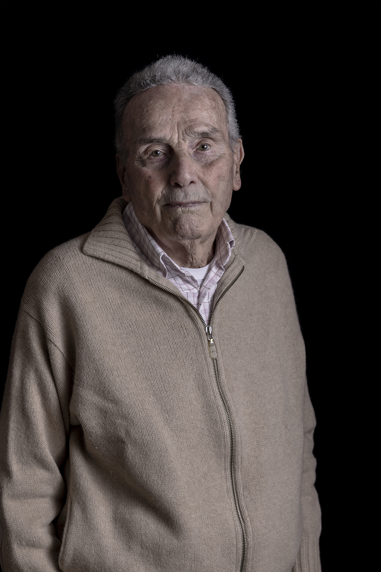 Gaetano “Mino” Avogadri, classe 1928 nato a Vernasca (PC). Quando si unisce alla Brigata Garibaldi “Caio” ha solo 15 anni e sceglie il nome di battaglia “ Corsaro” ispirandosi ad un libro diSalgari. Di nascosto dalla famiglia, decide di raggiungere Bettola che nell'estate del 1944 era “terra libera” e prendere contatto con le formazioni partigiane della zona. Entra nella Banda dell'Istriano e poi con la Brigata Mazzini con la quale parteciperà alla liberazione di Piacenza. 047