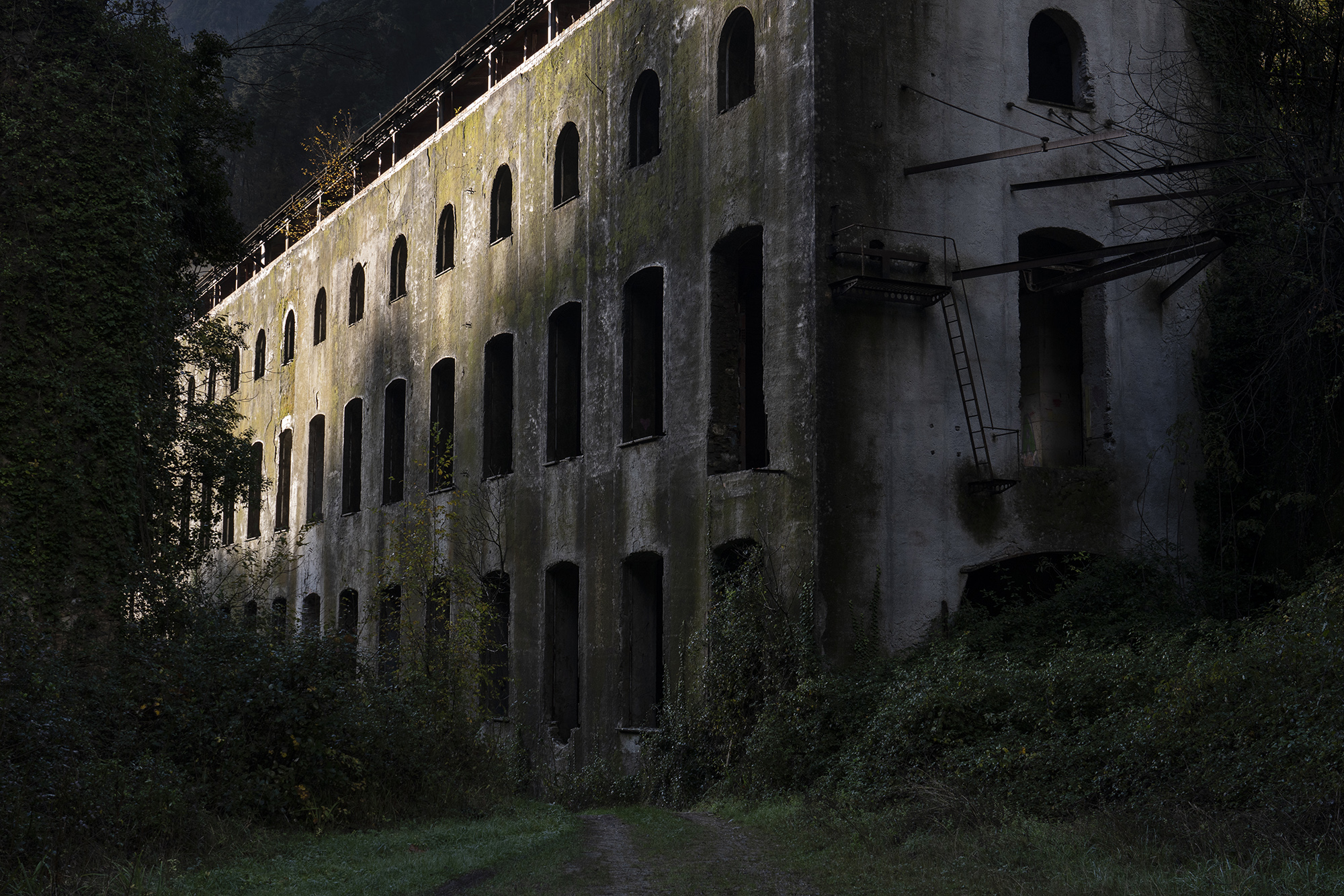 Il 25 maggio 1942 la Filanda di Forno, del Cotonificio Ligure, venne dichiarata inattiva per mancanza di materie prime. La Regia Marina, allora denominazione della marina militare italiana, utilizzò l'edificio come magazzino/deposito per le armi fino al 29 luglio 1944. In quell'anno i Tedeschi, che avevano occupato il paese di Forno, si stabilirono all’interno della filanda. Durante la ritirata saccheggiarono gran parte del materiale presente e minarono lo stabilimento con le bombe incendiarie. 052
