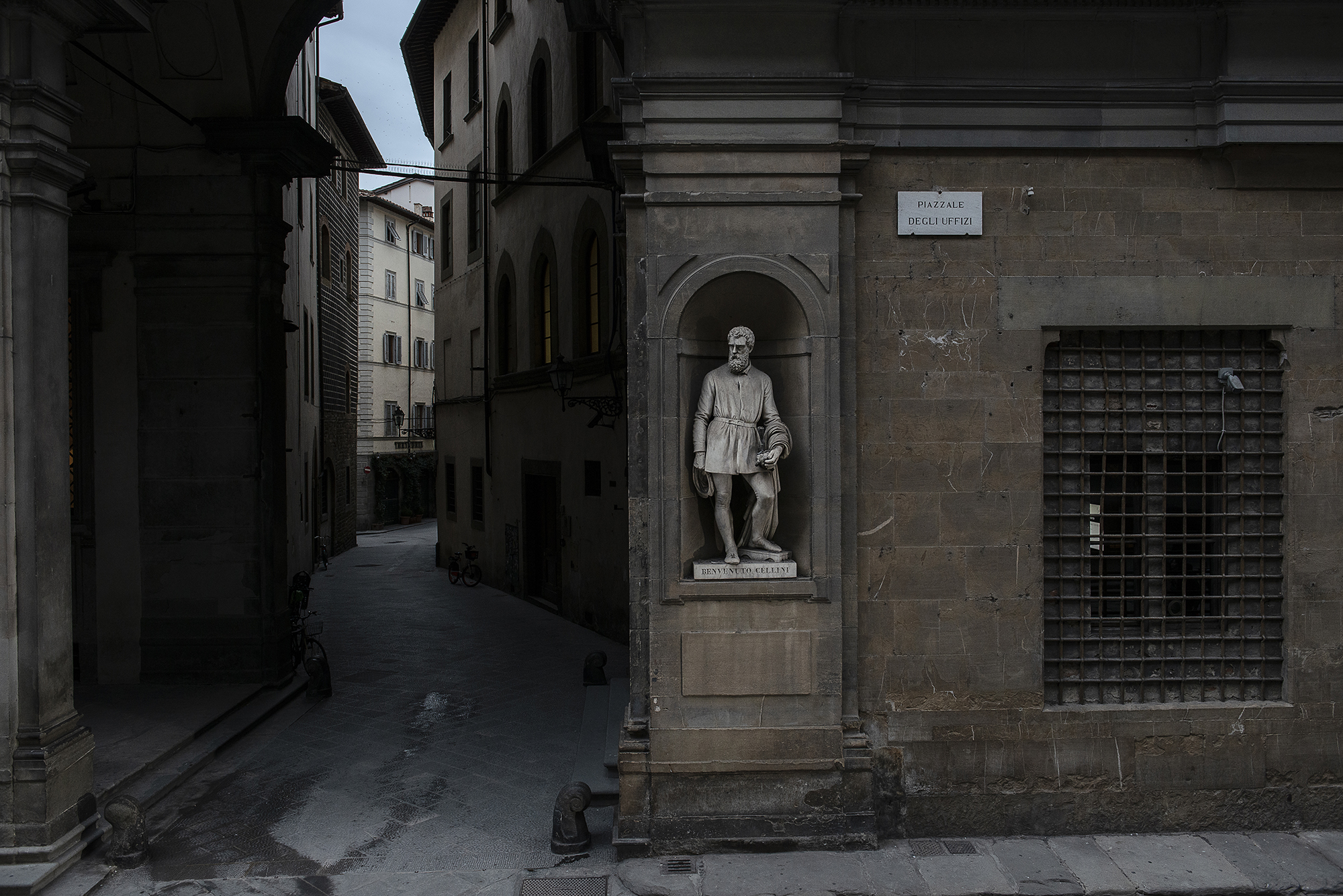 Via Lambertesca vista dal piazzale degli Uffizi. L’esplosione colpì in maniera molto violenta questa sezione della Galleria. Complessivamente, andò danneggiato circa il 25% delle opere d’arte degli Uffizi. UNAEZEROQUATTRO