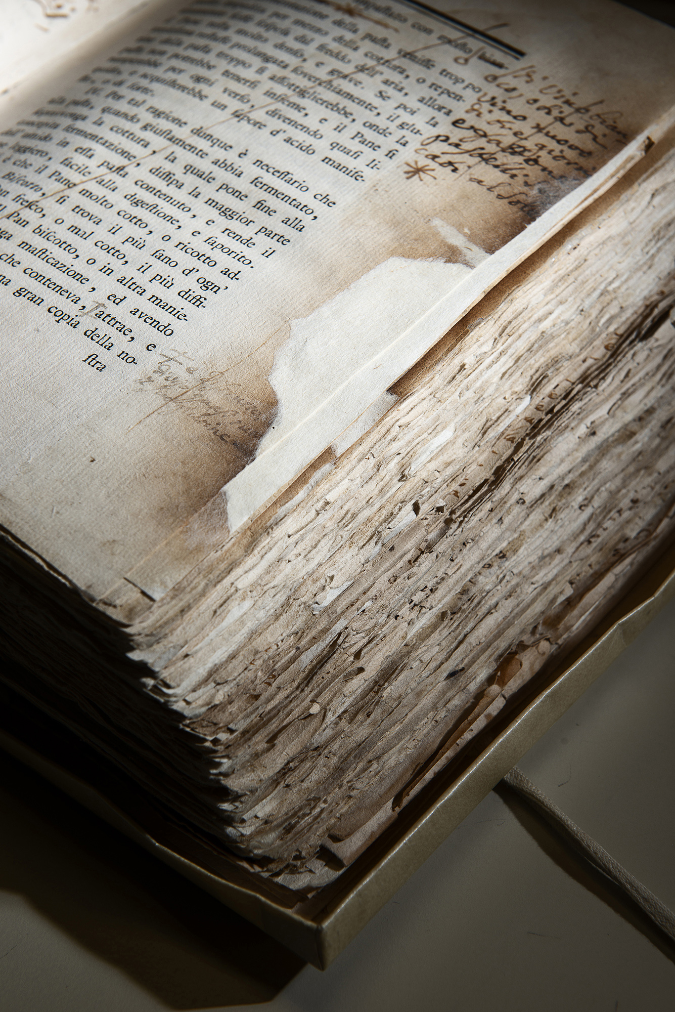 Uno dei preziosi volumi antichi custoditi all’interno dell’accademia dei Georgofili danneggiato dall’esplosione e dal successivo incendio che si sviluppò fra le rovine della torre. UNAEZEROQUATTRO
