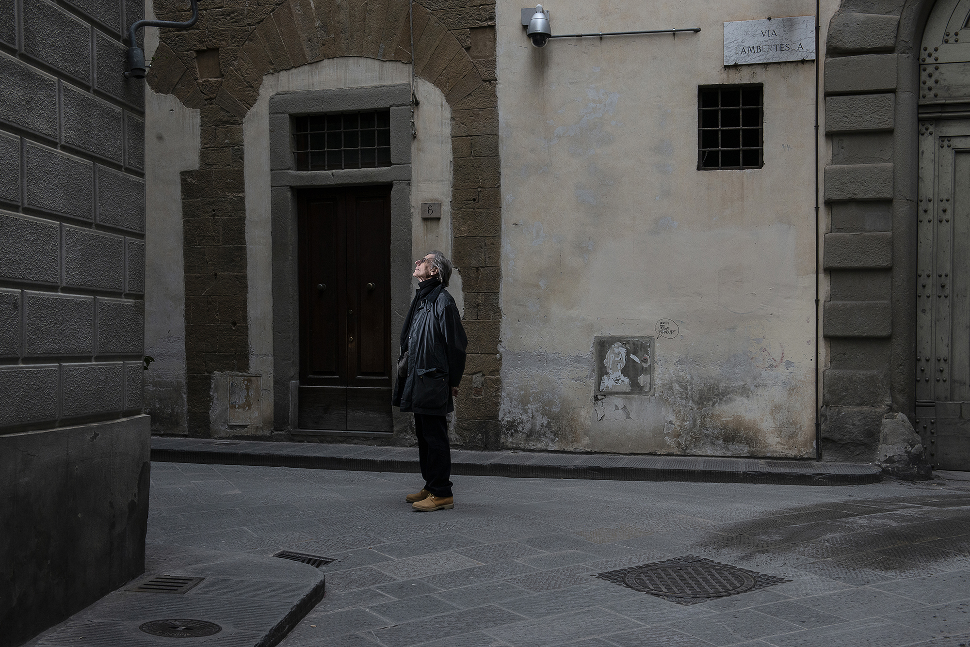 Paolo Lombardi, che abitava all’incrocio tra via dei Georgofili e via Lambertesca, rimase solo lievemente ferito insieme alla moglie ed ai figli. L’angolo dell’edificio attutì e deviò l’onda d’urto dell’esplosione. UNAEZEROQUATTRO