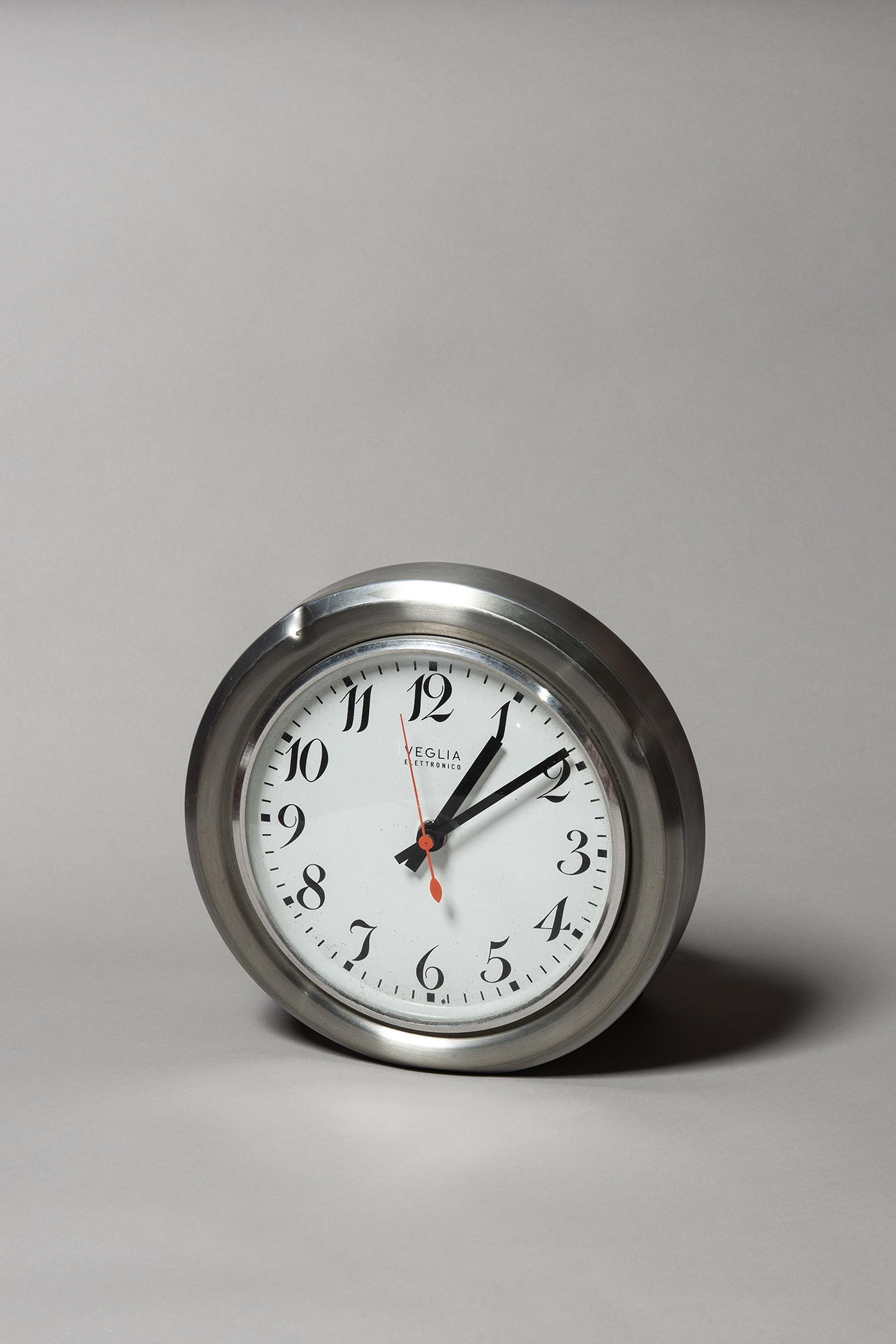 L’orologio dell’appartamento di Walter Ricoveri, fondatore dell’associazione delle vittime della strage, rimasto fermo all’ora che segnava nel momento dell’esplosione. UNAEZEROQUATTRO