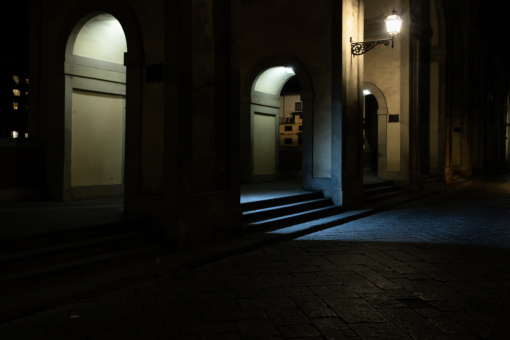 Il Corridoio Vasariano, che passa di fronte a via dei Georgofili, fu investito in pieno dall’onda d’urto dell’esplosione, miracolosamente non crollò ma le opere all’interno furono danneggiate. UNAEZEROQUATTRO