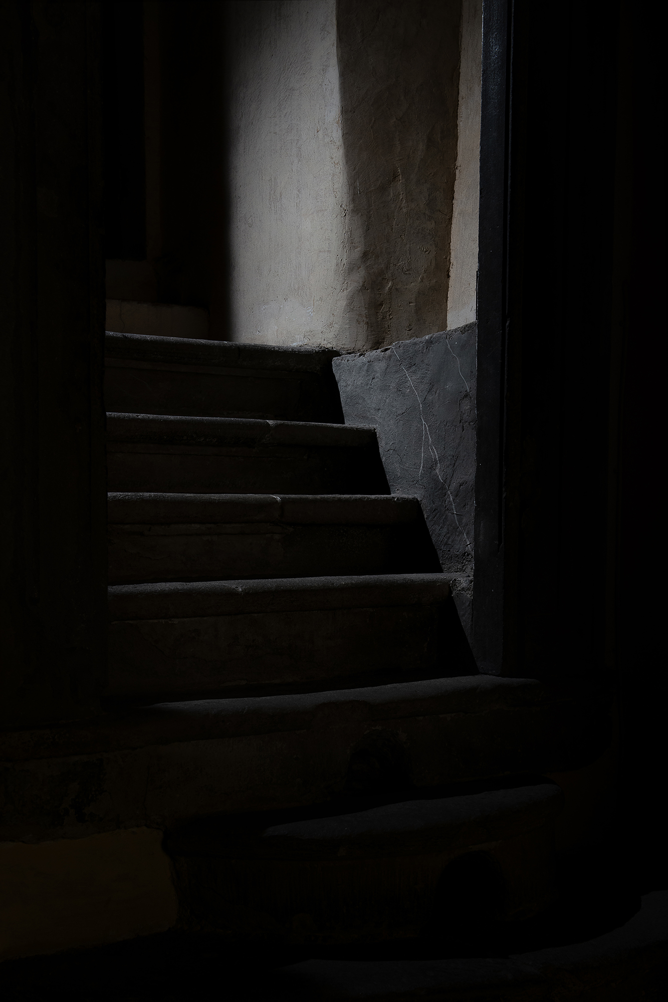 Queste scale all’interno dell’Accademia dei Georgofili sono state scoperte dopo l’esplosione della bomba. La scala conduce a 400 metri quadrati di spazio che erano stati sigillati e di cui nessuno conosceva l’esistenza. UNAEZEROQUATTRO