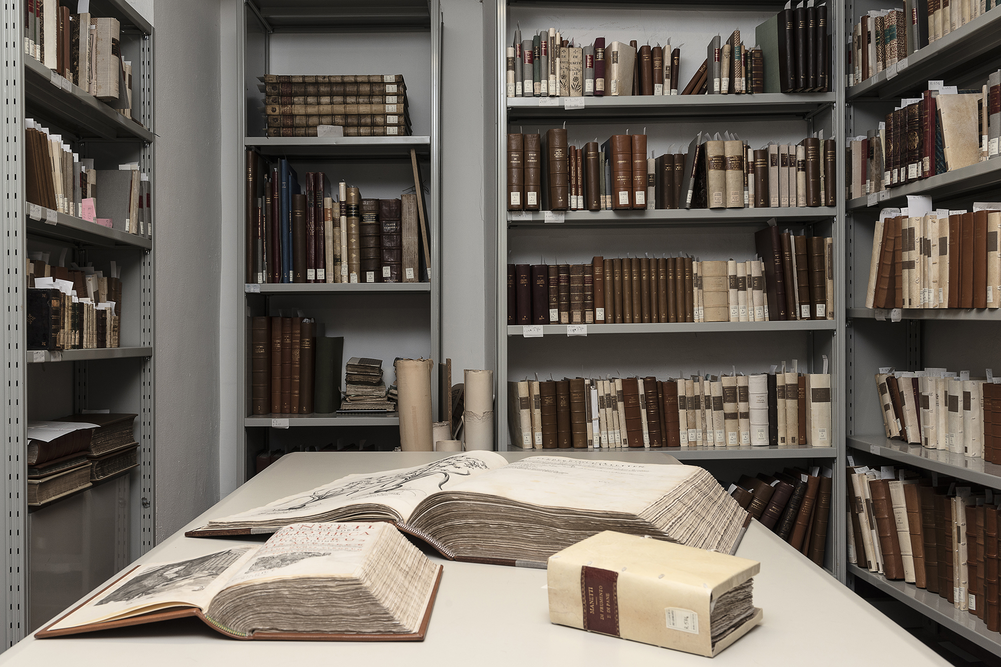 Una delle stanze della biblioteca dell’Accademia dei Georgofili dove vengono custoditi i volumi più antichi. Molti di questi volumi sono stati danneggiati durante l’esplosione. UNAEZEROQUATTRO