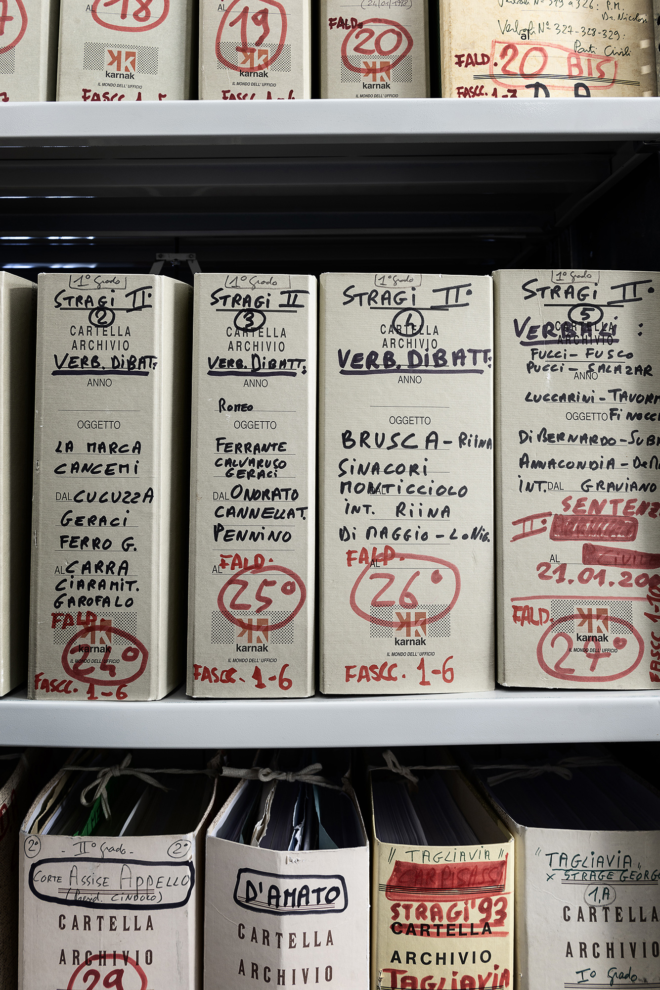 I faldoni contenenti i documenti delle oltre 600 udienze dei processi, donati dall’Avvocato Ammannato all’archivio della Regione Toscana. UNAEZEROQUATTRO