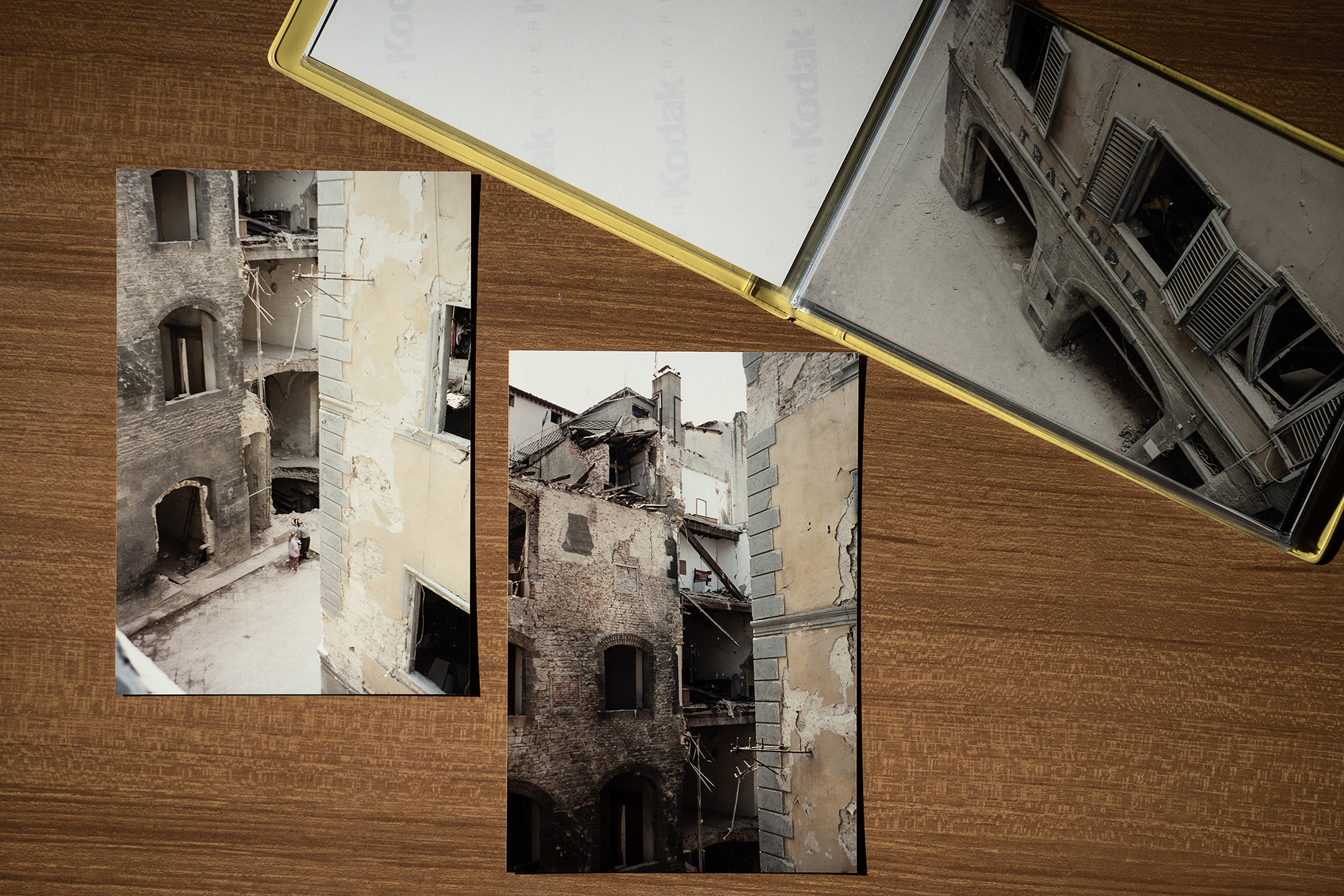 Le foto che Daniele Gabbrielli scattò dalla finestra del suo appartamento nei giorni successivi all’attentato. Dalle fotografie si vede la torre dei Pulci devastata dall’esplosione. UNAEZEROQUATTRO
