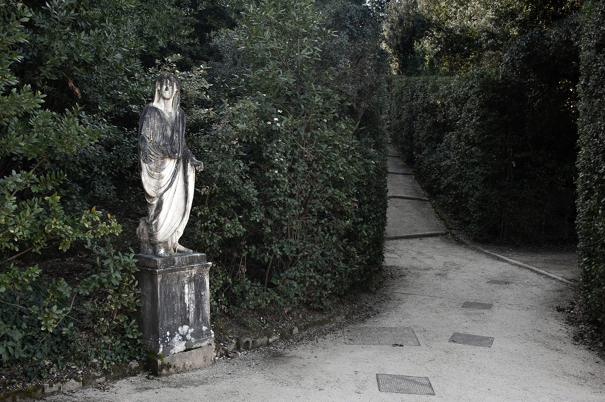 La statua del Giardino di Boboli dietro alla quale fu ritrovato il proiettile da mortaio. Nonostante la rivendicazione da parte di cosa nostra il proiettile fu ritrovato soltanto un mese dopo UNAEZEROQUATTRO