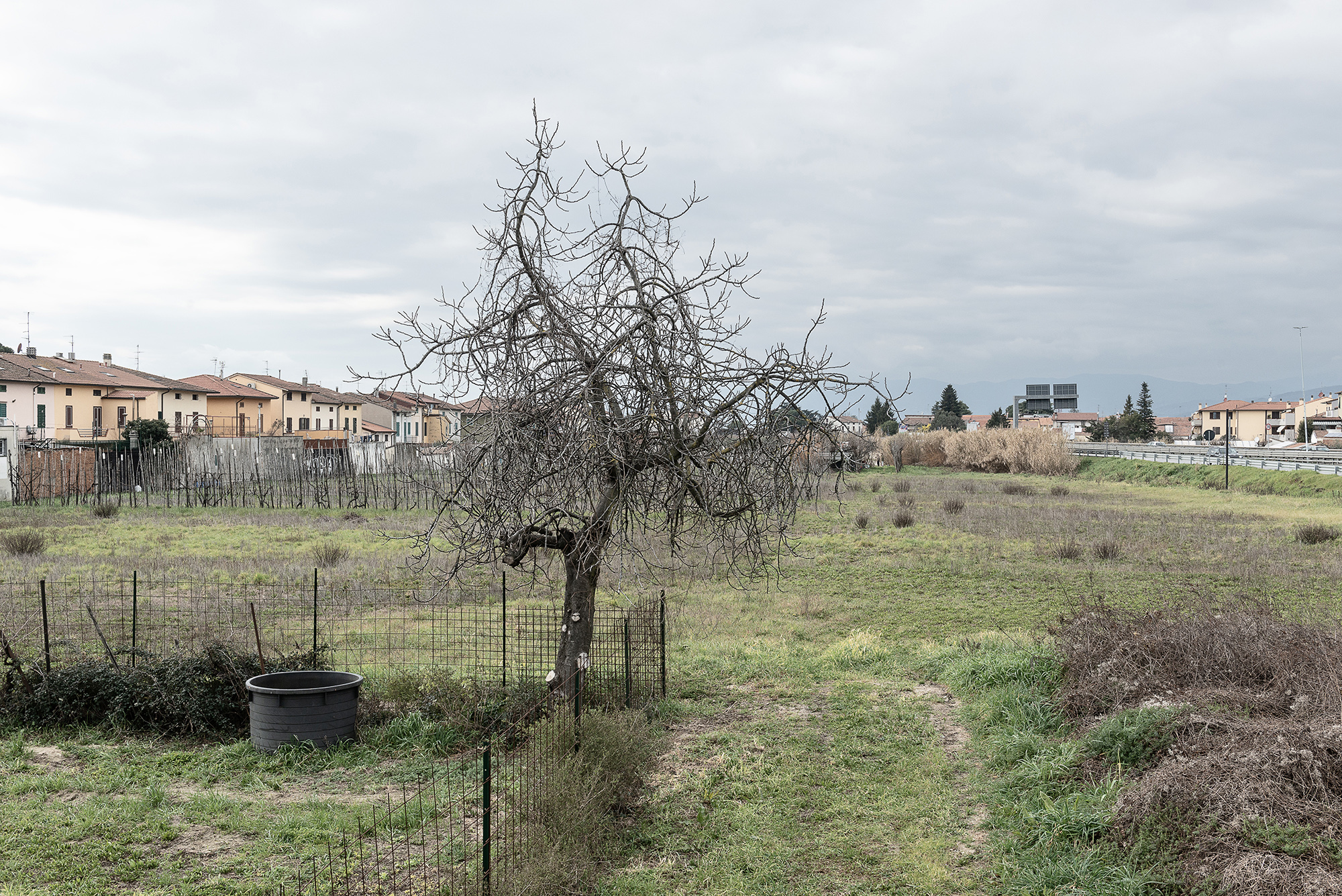 Via sotto l’organo, Galciana (Prato). Nella casa, oggi demolita, al numero 12 di via sotto l’organo, abitava la famiglia Messana; nel garage adiacente alla casa, che fu nascosto e imbottito di esplosivo il Fiat Fiorino. UNAEZEROQUATTRO
