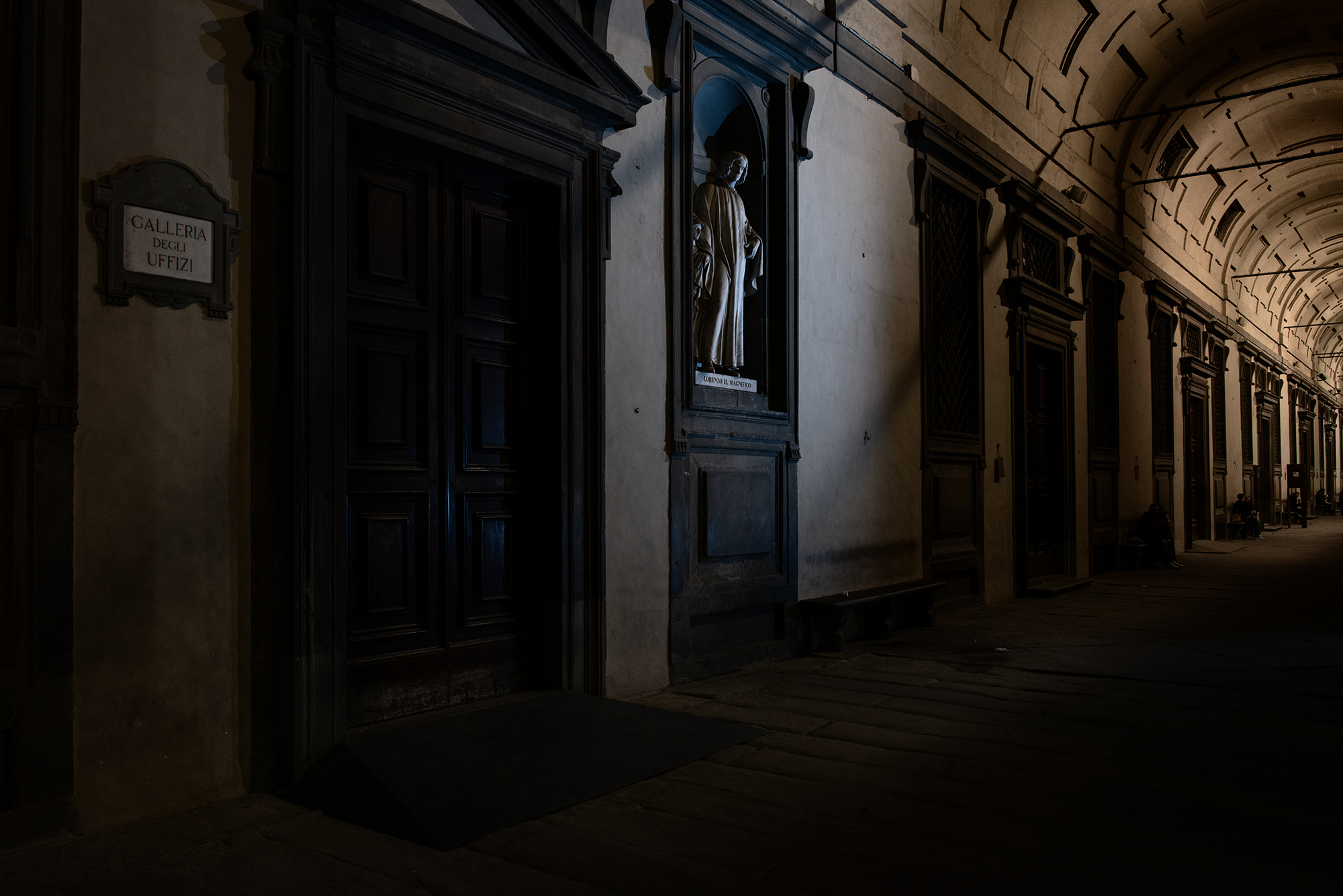 Galleria degli Uffizi (Firenze). Dagli interrogatori dei pentiti di mafia, sembra che l'obbiettivo principale della bomba fosse proprio il museo degli Uffizi e il suo patrimonio artistico. Sembra che la bomba non fu posizionata più vicina per la presenza di telecamere di controllo. UNAEZEROQUATTRO