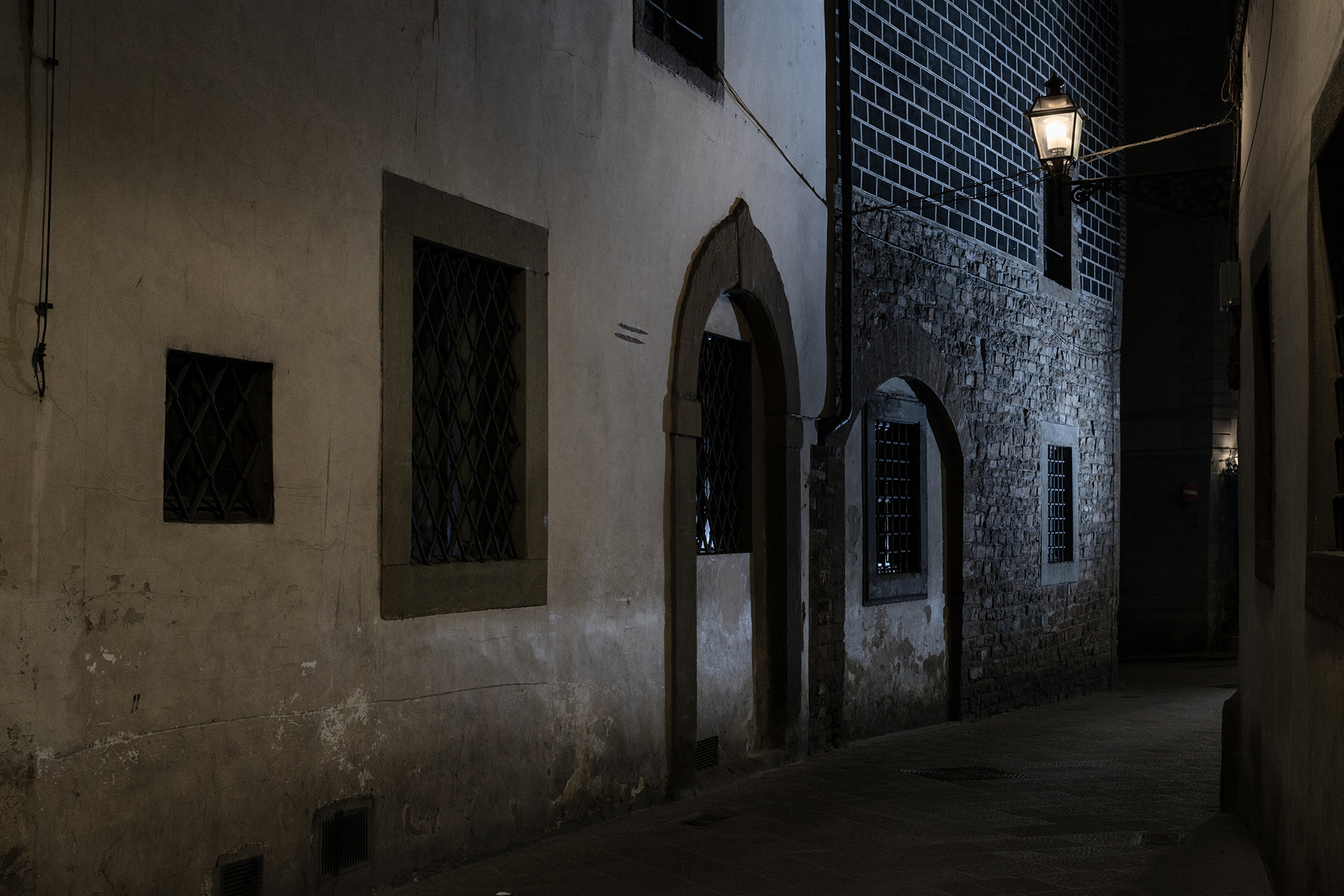 Via Lambertesca angolo via dei Georgofili. Negli anni 90 il centro di Firenze non era chiuso al traffico e la notte molti fiorentini parcheggiavano le auto fin dentro il piazzale degli Uffizi, per questo fu così semplice per gli attentatori lasciare il Fiat Fiorino senza destare sospetti. UNAEZEROQUATTRO
