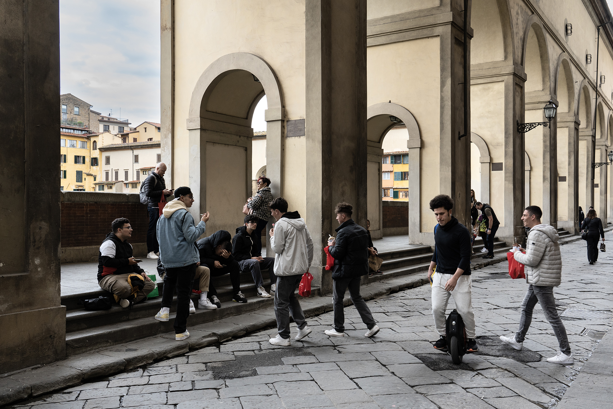 Porzione del corridoio Vasariano su Lungarno degli Archibusieri. Il corridoio Vasariano è una opera architettonica sopraelevata che collega palazzo vecchio con palazzo Pitti passando da Ponte Vecchio. Risale alla seconda metà del 1500 e oggi fa parte del percorso espositivo del museo degli uffizi. UNAEZEROQUATTRO