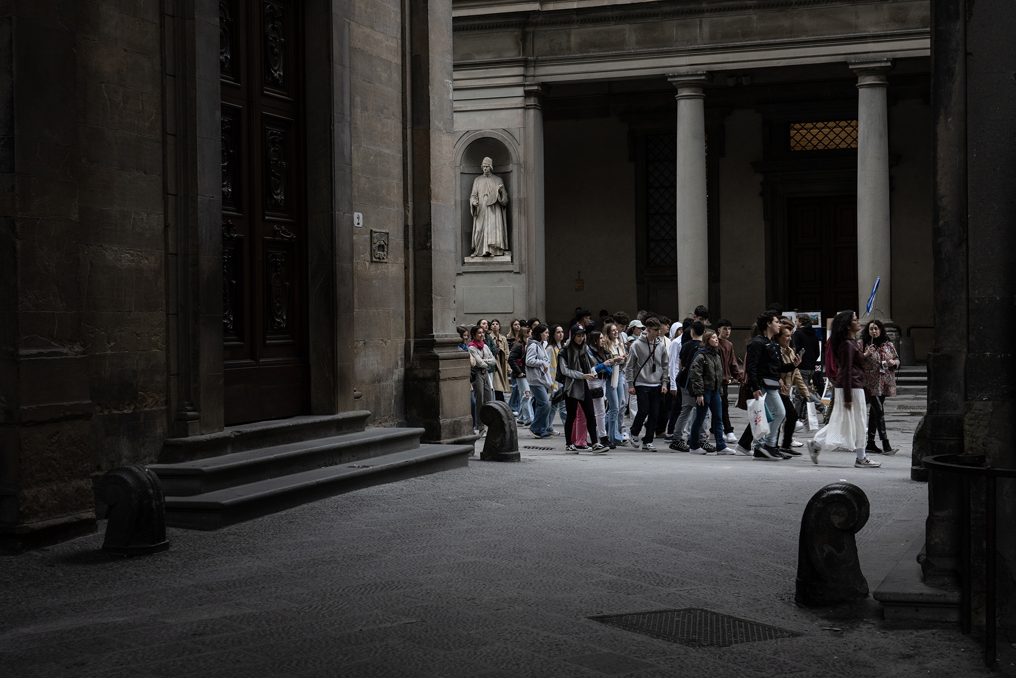 Via Lambertesca termina all’interno del piazzale degli Uffizi. Se la bomba fosse stata fatta esplodere durante il giorno le vittime sarebbero state centinaia, visto che questi luoghi erano frequentati già allora da milioni di turisti ogni anno. UNAEZEROQUATTRO